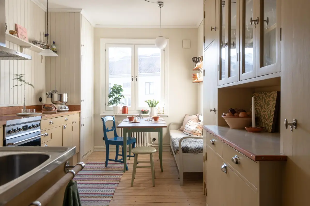 Preserved Details and a Warm Yellow Kitchen in a 1920s Apartment 7 yellow-kitchen-light-blue-living-room-ceiling-swedish-apartment