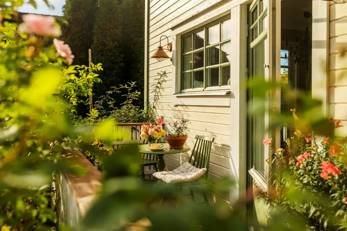 A 1920s Swedish House with a Classic Renovated Bathroom and a Lush Garden 2 1920s-house-renovated-bathroom-pretty-garden-stockholm-nordroom