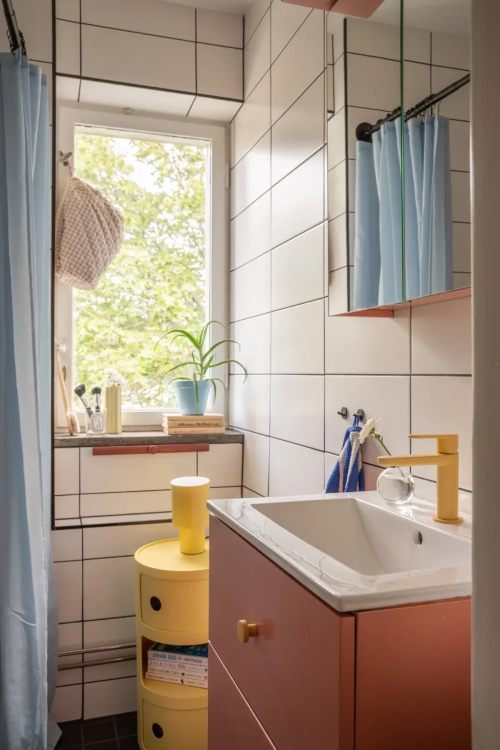 Cheerful Colors in a Small & Light 1940s Apartment in Stockholm 30 bathroom-pink-yellow-blue-color-accents-nordroom