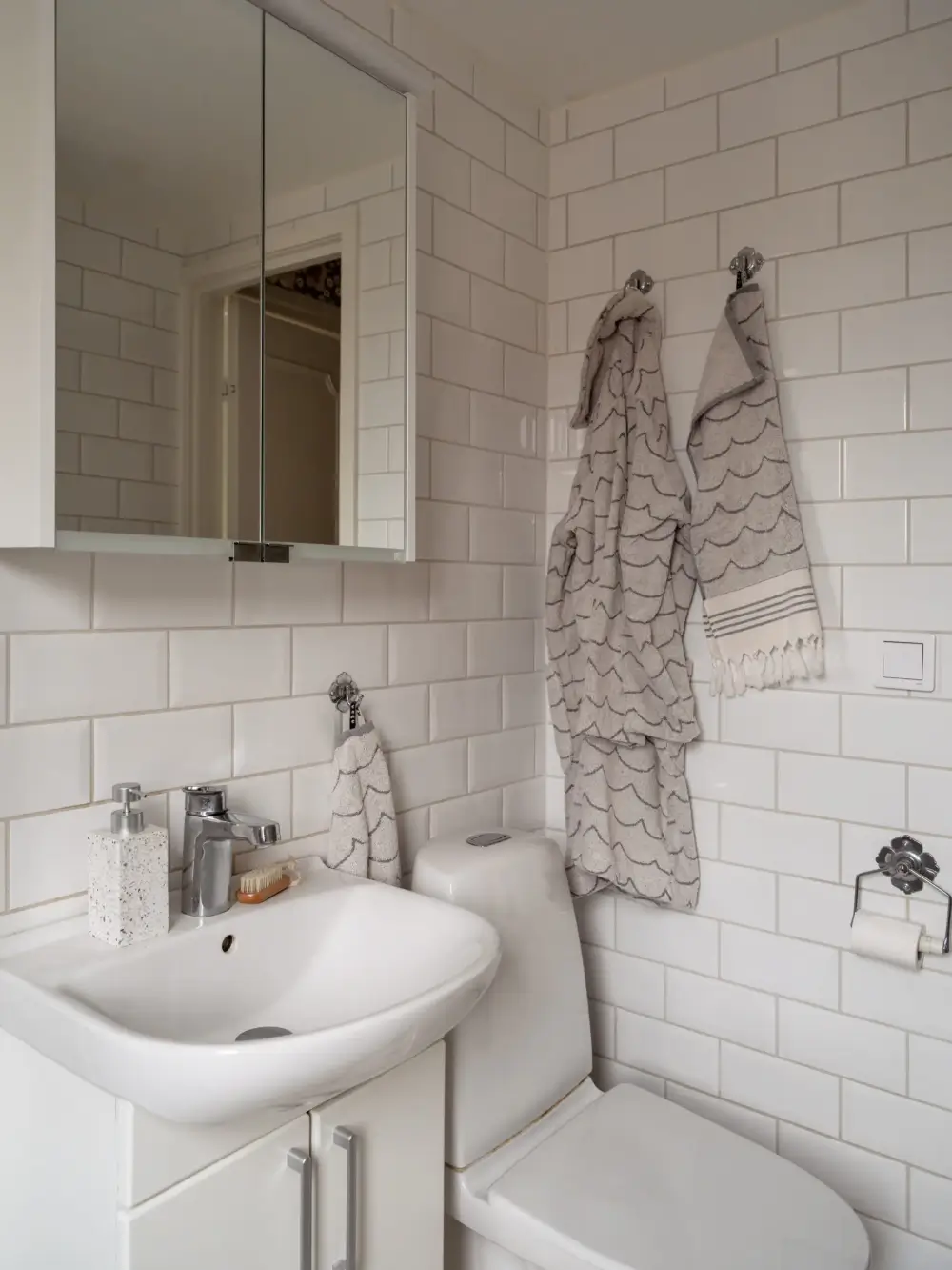 A Period-Style Kitchen is the Heart of the Home in this Swedish Apartment 27 cozy-kitchen-1910s-apartment-sweden-nordroom