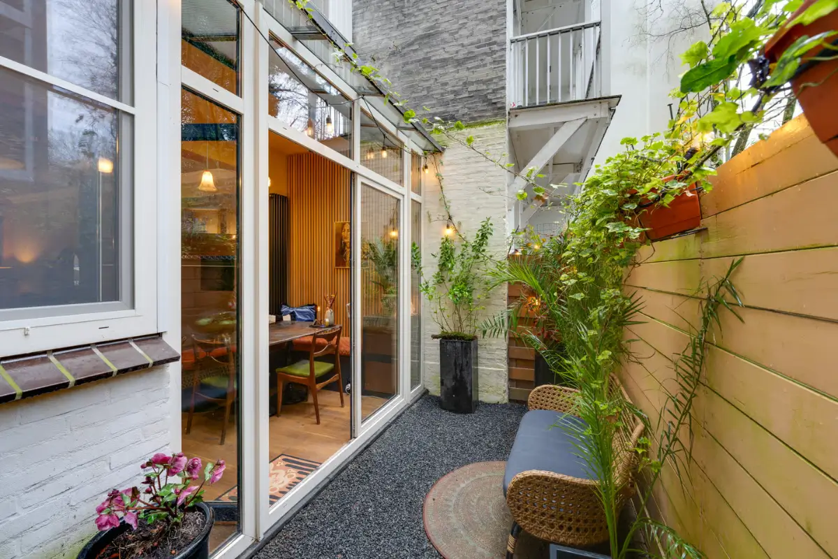 Warm Colors and a Small Garden in a Well-Planned Amsterdam Apartment 17 cozy-well-planned-amsterdam-apartment-small-garden
