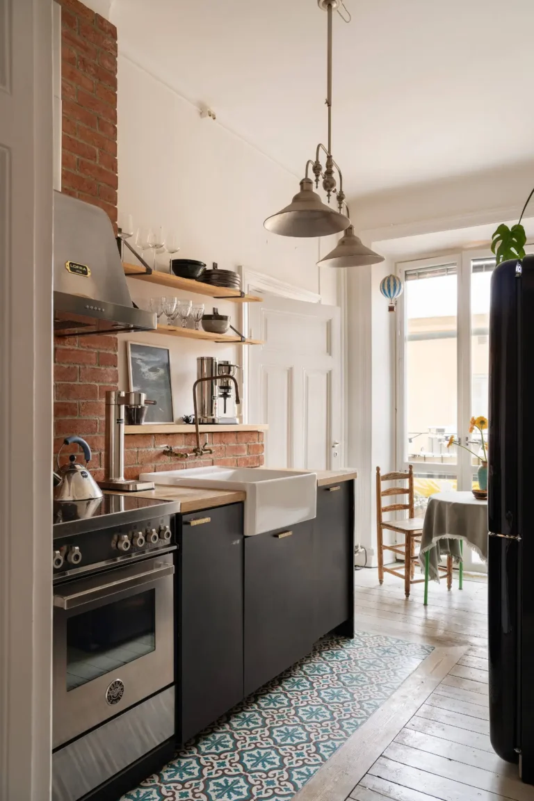 dark-wall-colors-stockholm-apartment