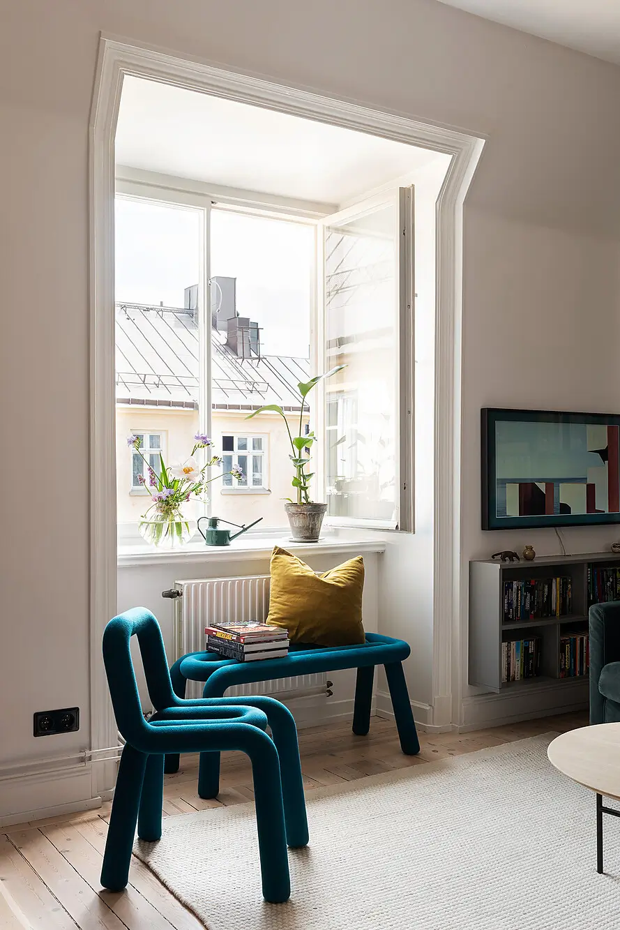 A Light Top-Floor Apartment with a Built-in Bookcase 4 floor-to-ceiling-bookcase-early-20th-century-apartment