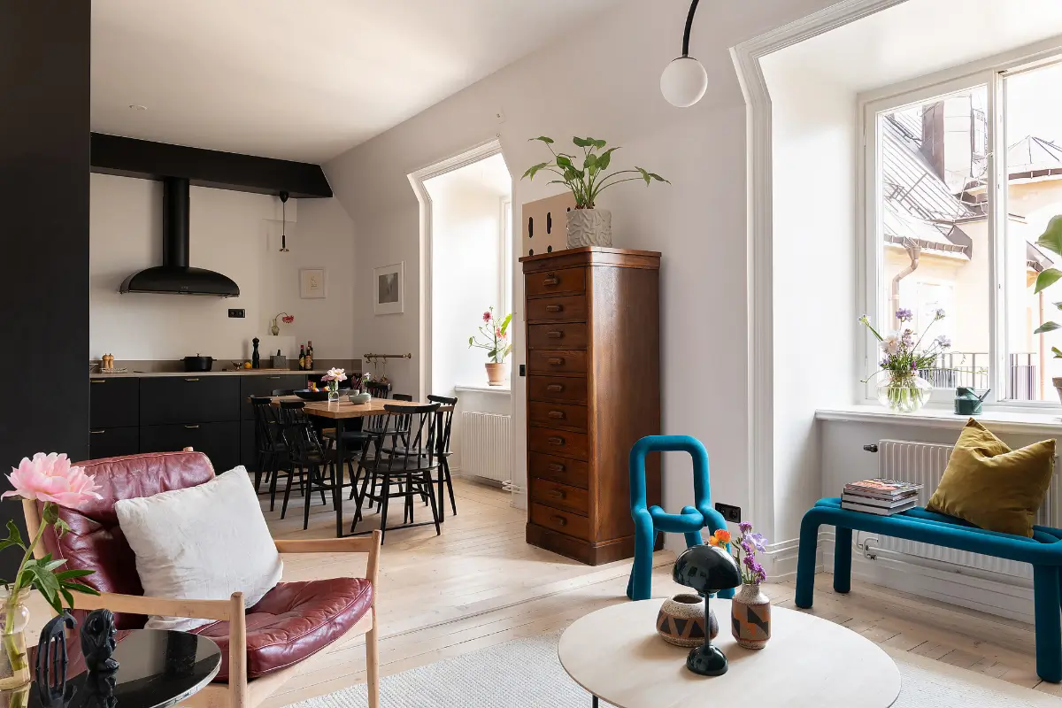 A Light Top-Floor Apartment with a Built-in Bookcase 6 floor-to-ceiling-bookcase-early-20th-century-apartment
