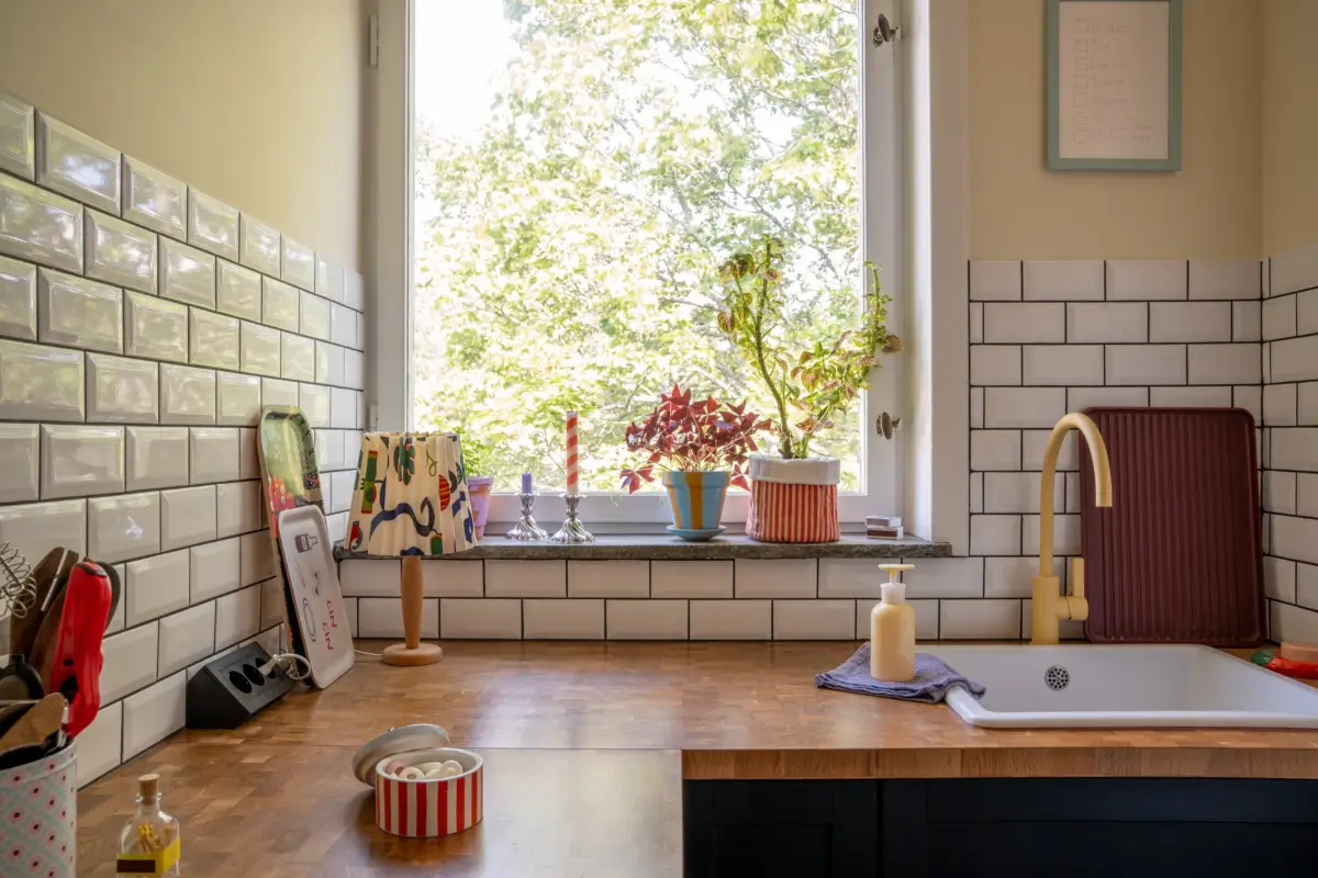 Cheerful Colors in a Small & Light 1940s Apartment in Stockholm 27 large-kitchen-window
