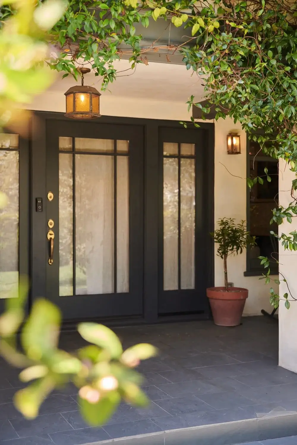 Light and Dark Tones in a Beautiful Windsor Square Home 22 light-and-dark-windsor-square-house-los-angeles