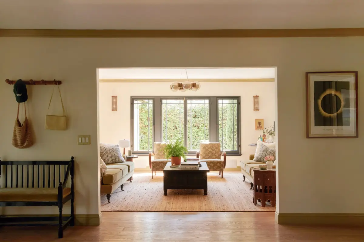 Light and Dark Tones in a Beautiful Windsor Square Home 1 light-and-dark-windsor-square-house-los-angeles