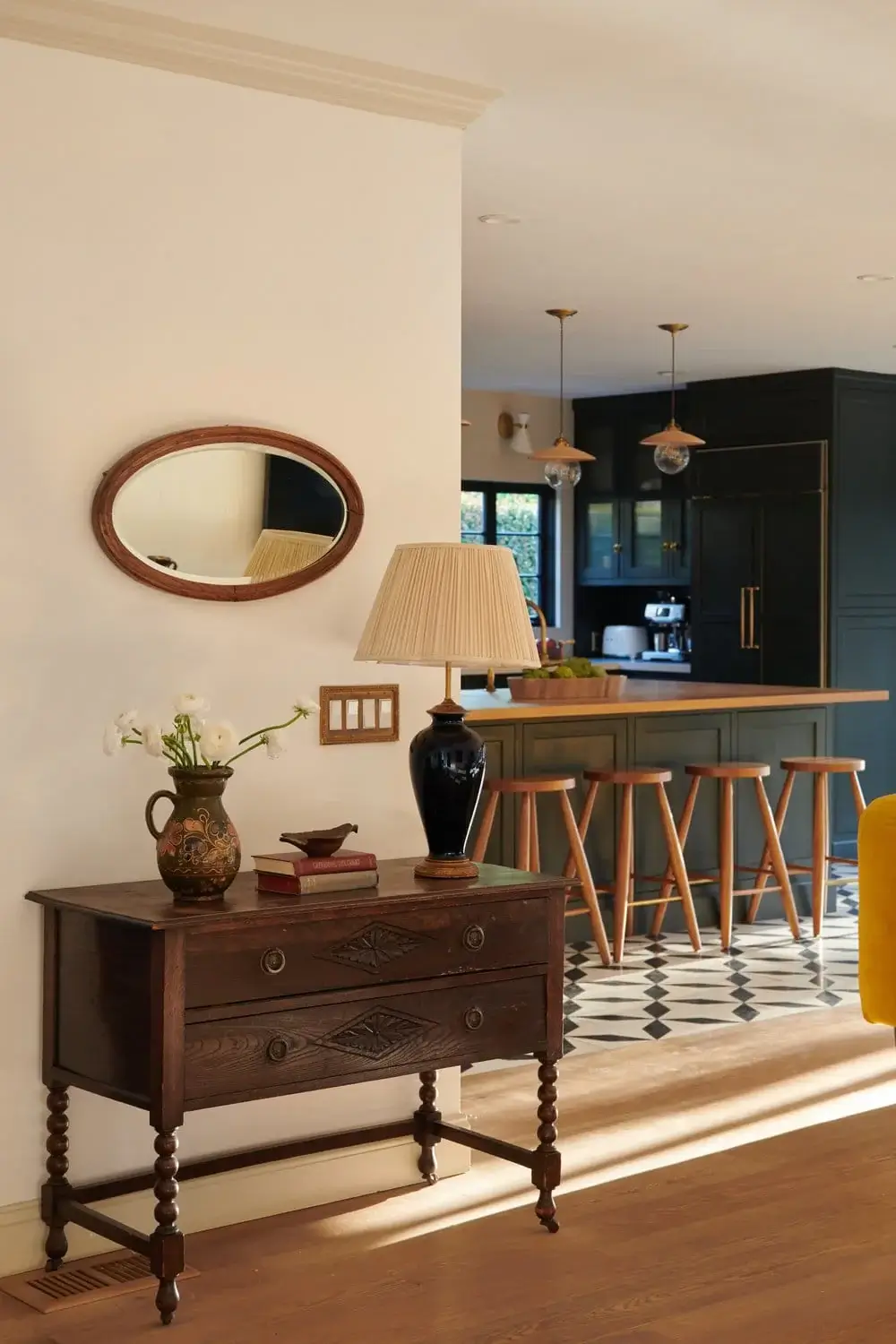 Light and Dark Tones in a Beautiful Windsor Square Home 2 light-and-dark-windsor-square-house-los-angeles