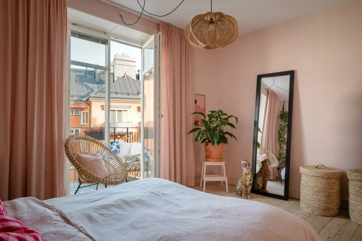 Pink and Green Rooms in a Bright Early 20th-Century Apartment 28 light-filled-swedish-apartment-pink-bedroom-nordroom