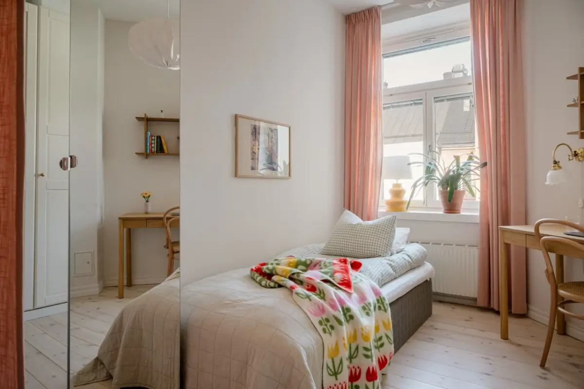 Pink and Green Rooms in a Bright Early 20th-Century Apartment 32 light-filled-swedish-apartment-pink-bedroom-nordroom
