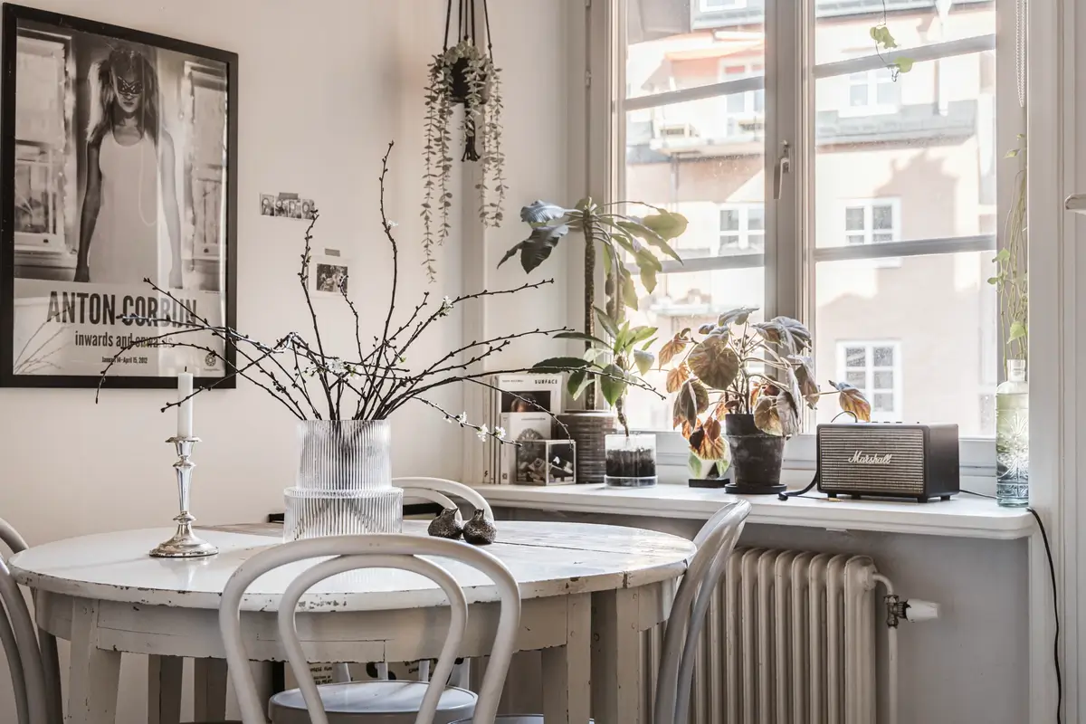 A Monochrome and Stylish Scandinavian Studio Apartment 5 monochrome-scandinavian-studio-apartment-curtain-room-divider-nordroom