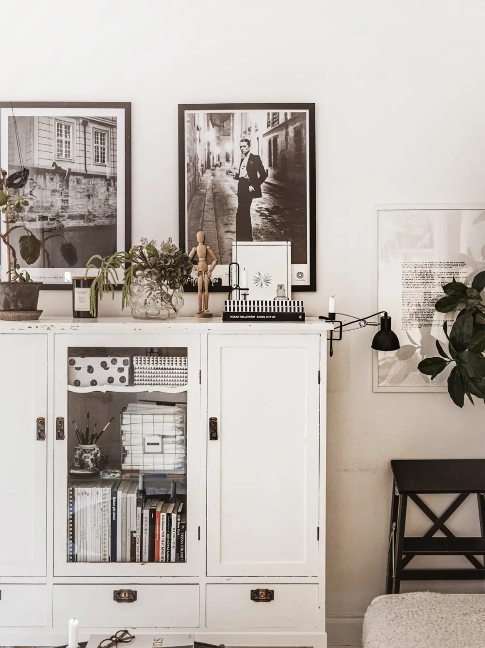 A Monochrome and Stylish Scandinavian Studio Apartment 12 monochrome-scandinavian-studio-apartment-curtain-room-divider-nordroom