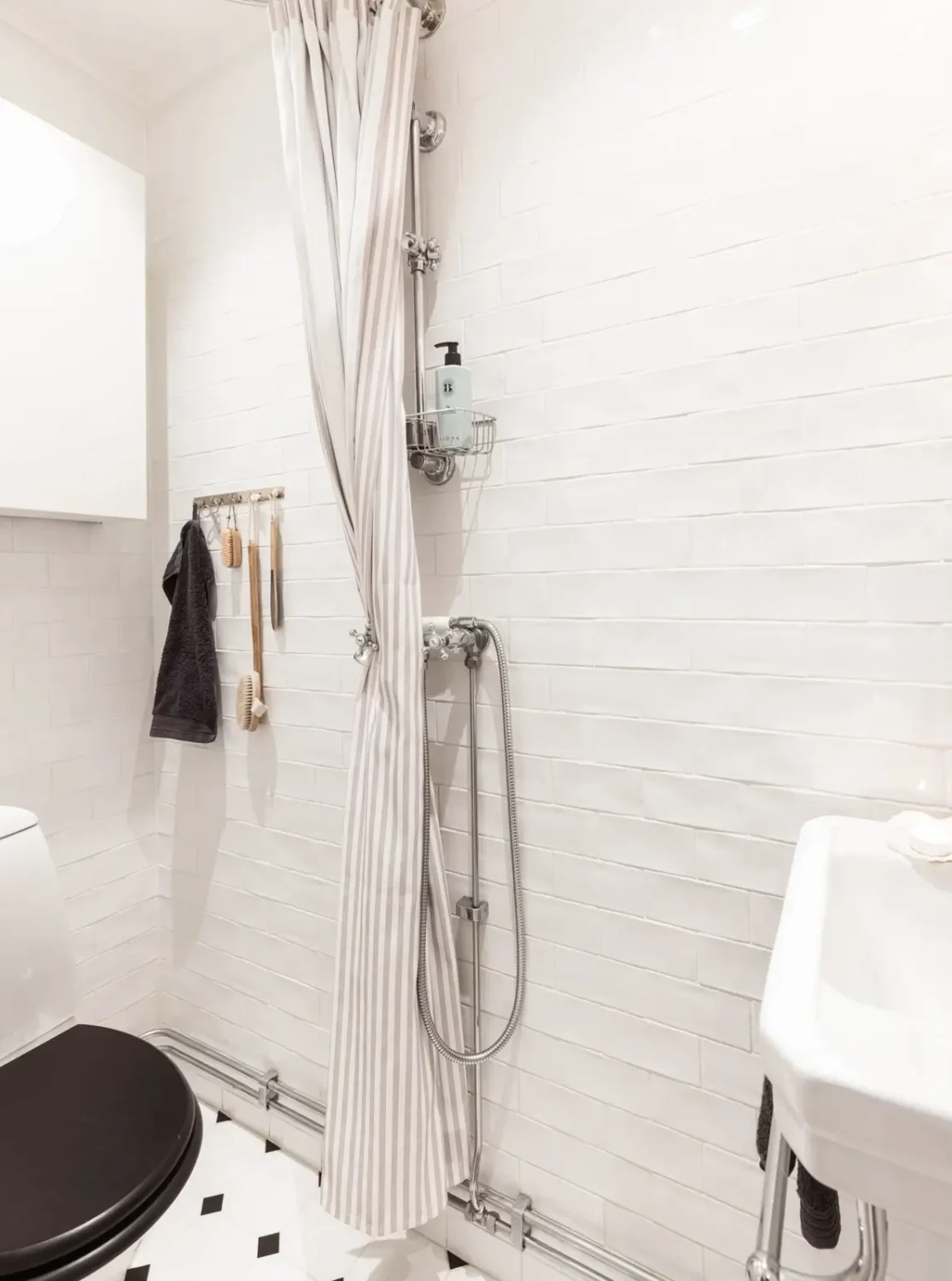 A Monochrome and Stylish Scandinavian Studio Apartment 21 monochrome-scandinavian-studio-apartment-curtain-room-divider-nordroom