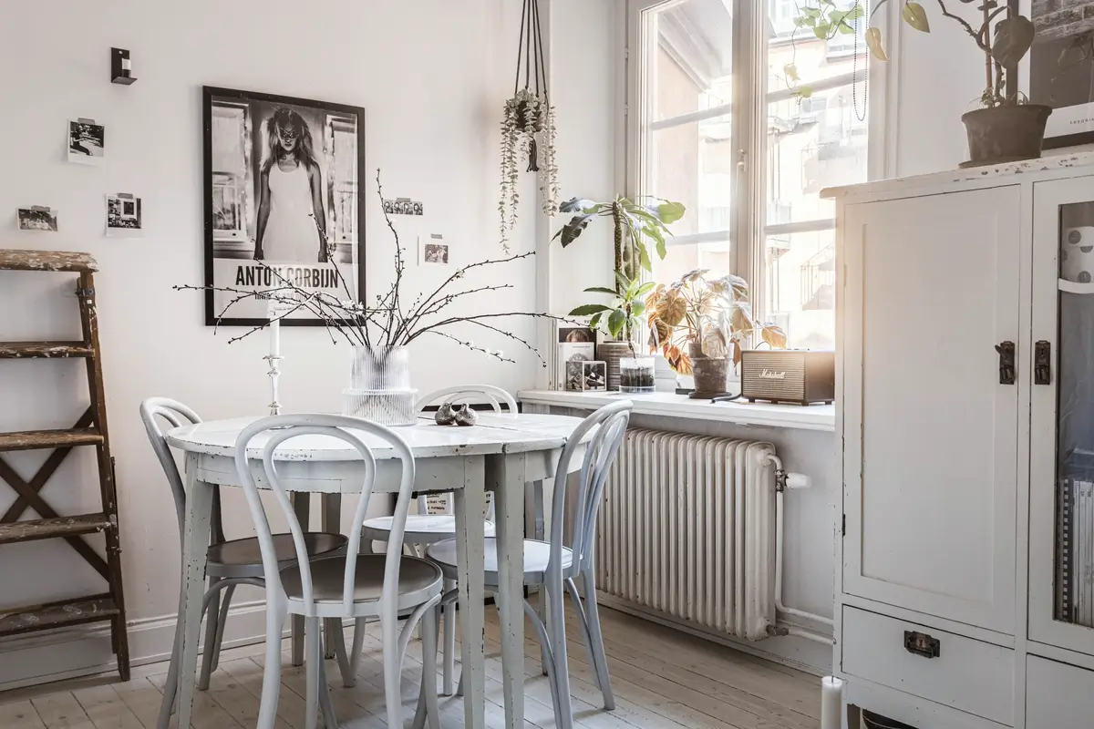 A Monochrome and Stylish Scandinavian Studio Apartment 4 monochrome-scandinavian-studio-apartment-curtain-room-divider-nordroom