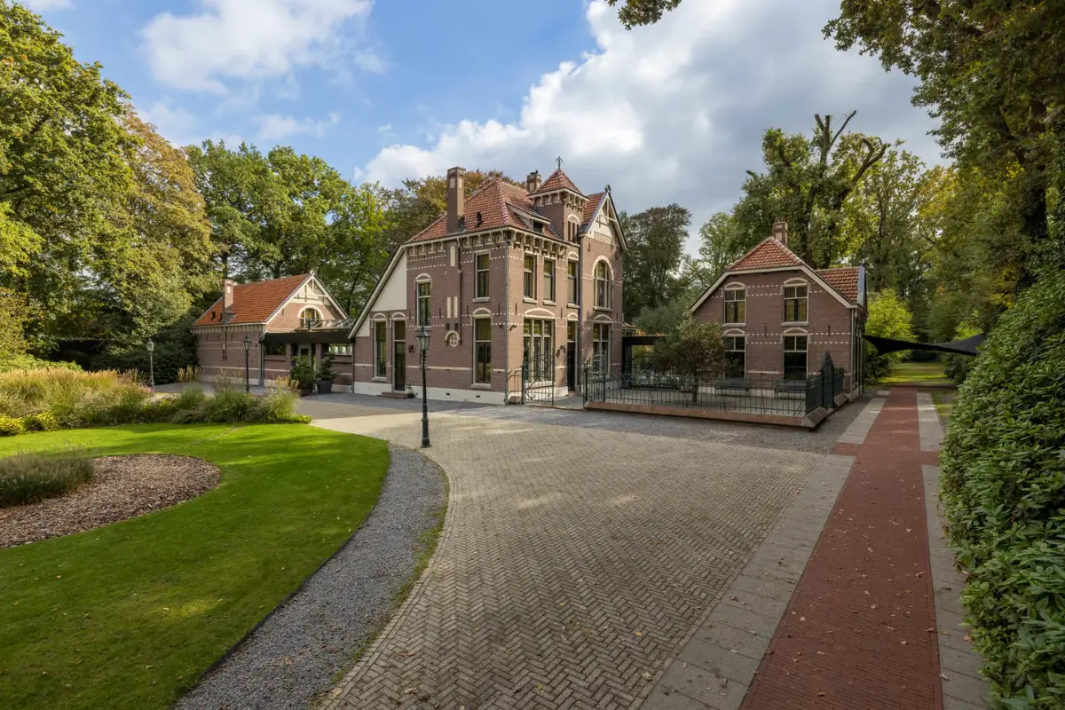 Luxurious Interiors and Natural Materials in A Historic City Villa 29 natural-materials-world-influences-luxurious-home-netherlands