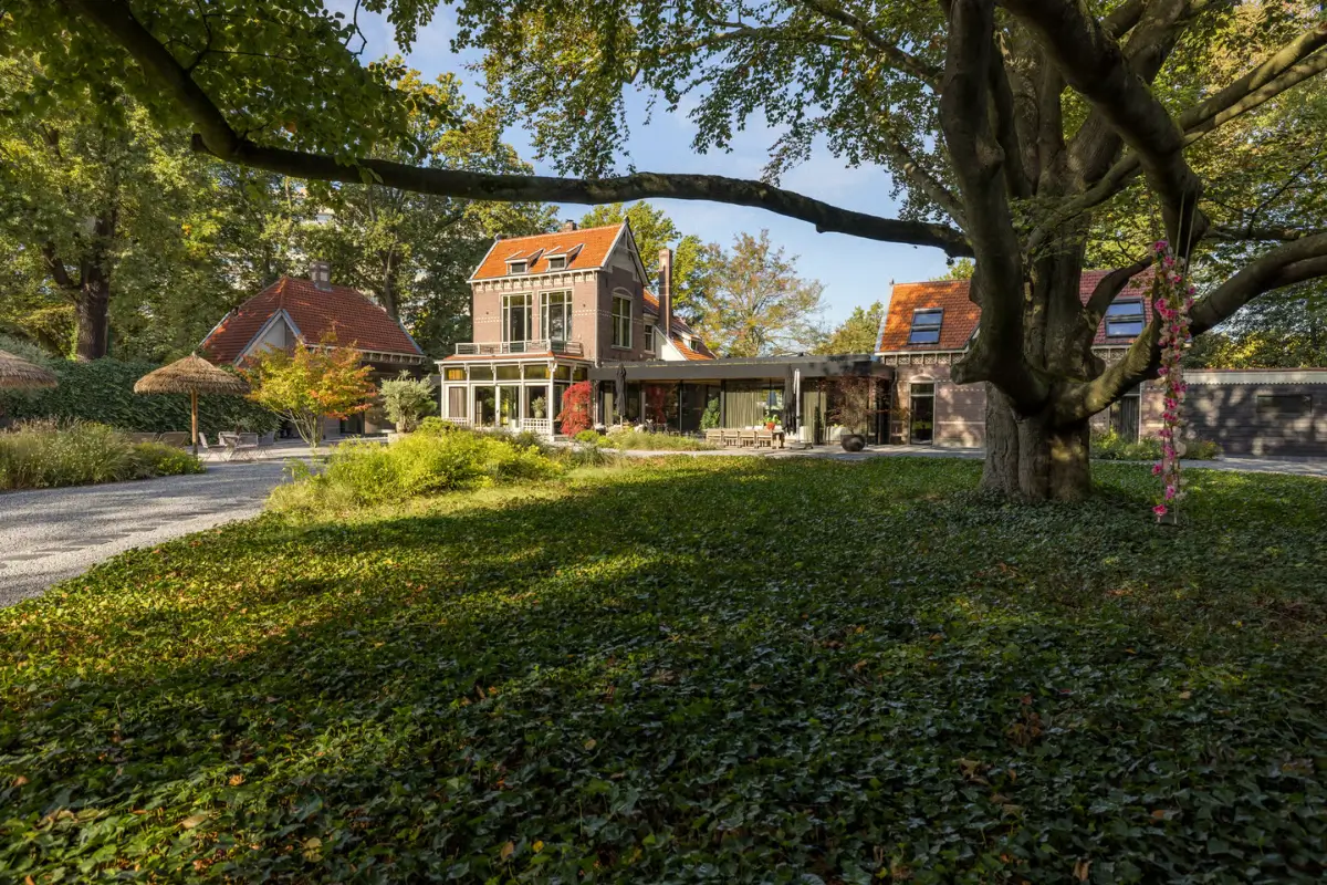 Luxurious Interiors and Natural Materials in A Historic City Villa 27 natural-materials-world-influences-luxurious-home-netherlands
