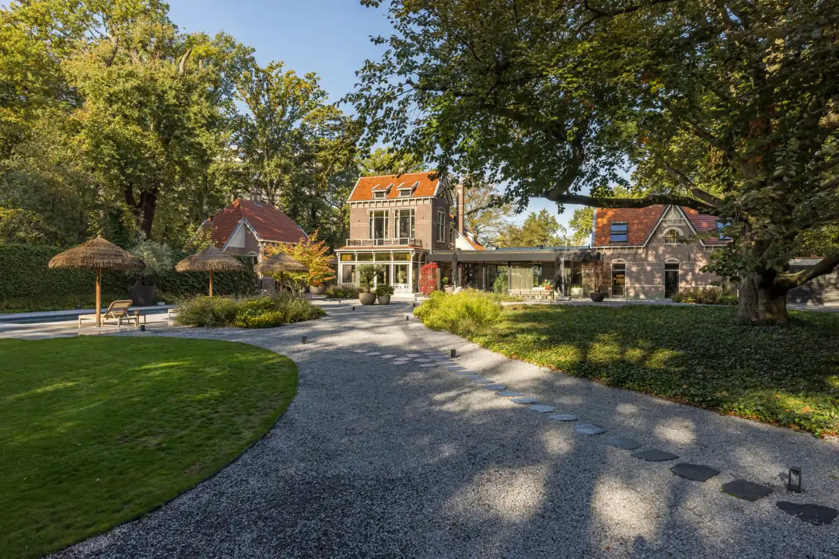 Luxurious Interiors and Natural Materials in A Historic City Villa 28 natural-materials-world-influences-luxurious-home-netherlands