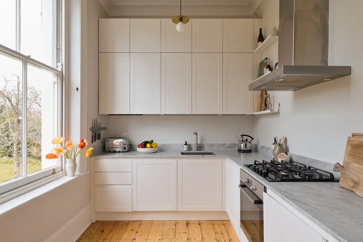 Large Windows and a Pared Back Palette in a Victorian London Apartment 14 pared-back-interiors-victorian-apartment-london