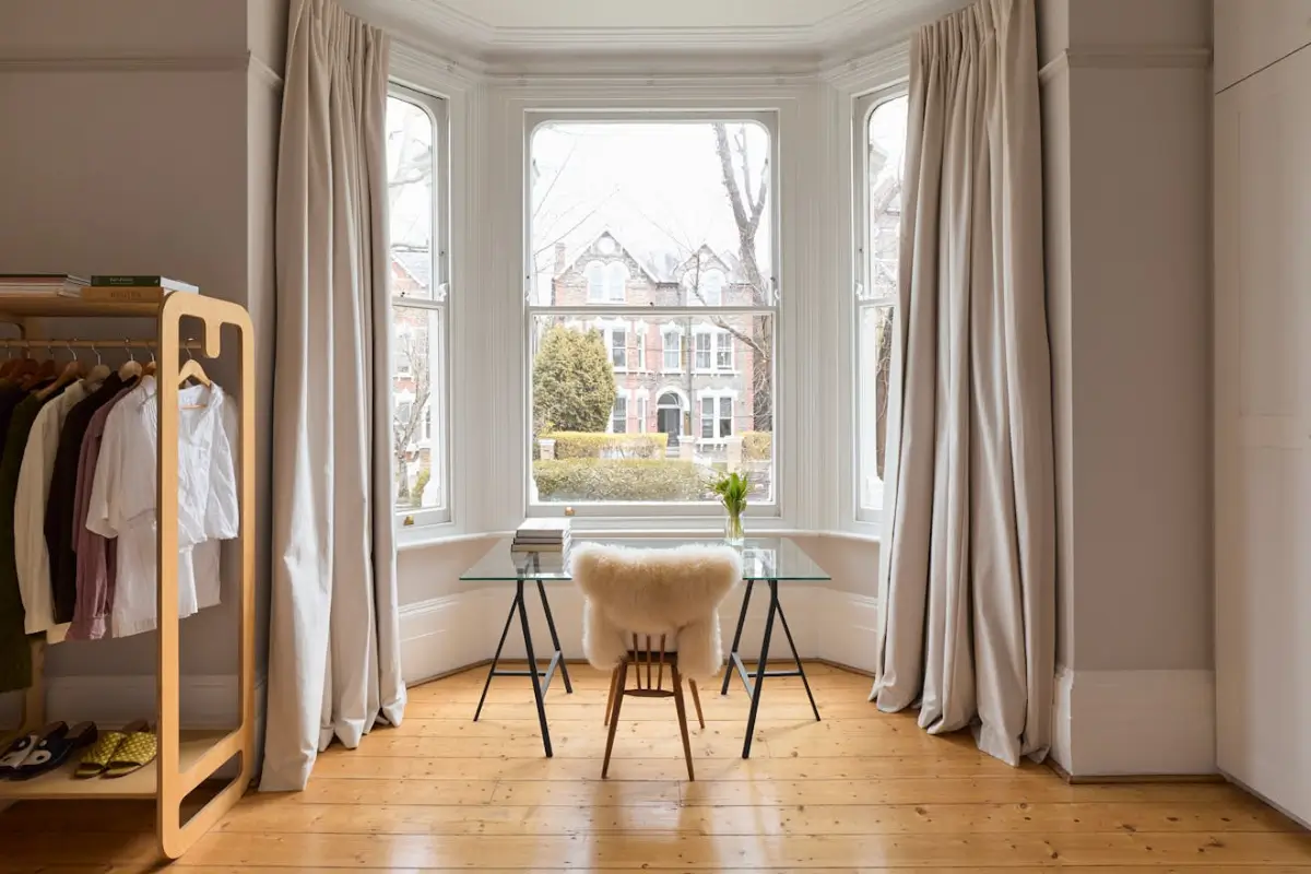 Large Windows and a Pared Back Palette in a Victorian London Apartment 25 pared-back-interiors-victorian-apartment-london