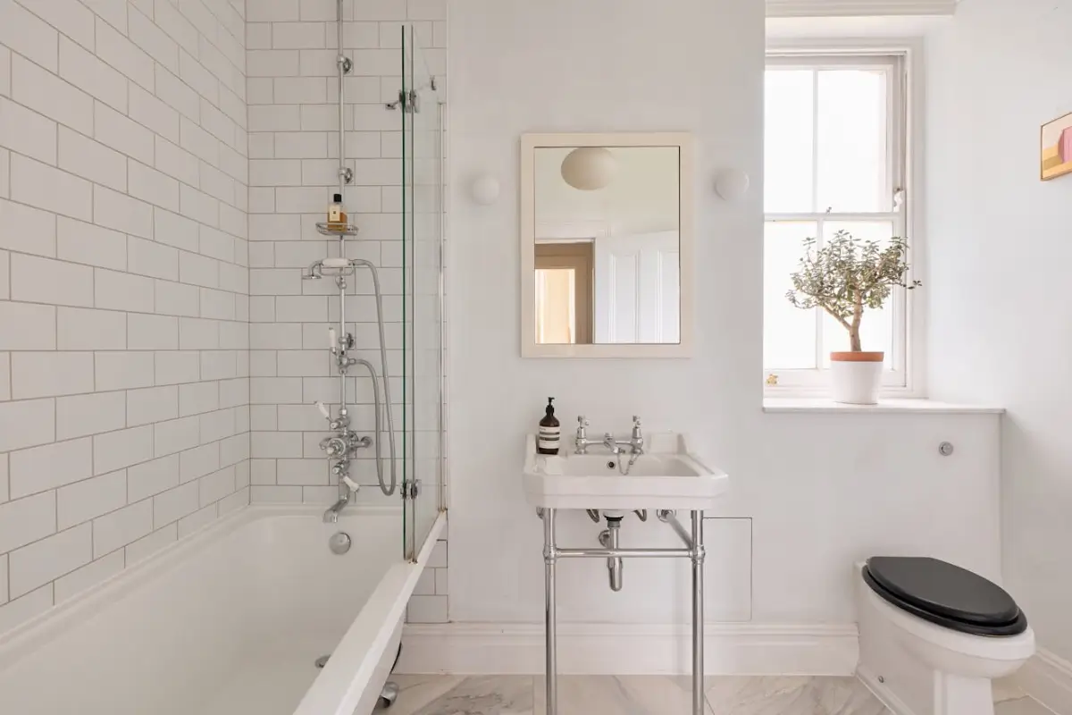 Large Windows and a Pared Back Palette in a Victorian London Apartment 30 pared-back-interiors-victorian-apartment-london