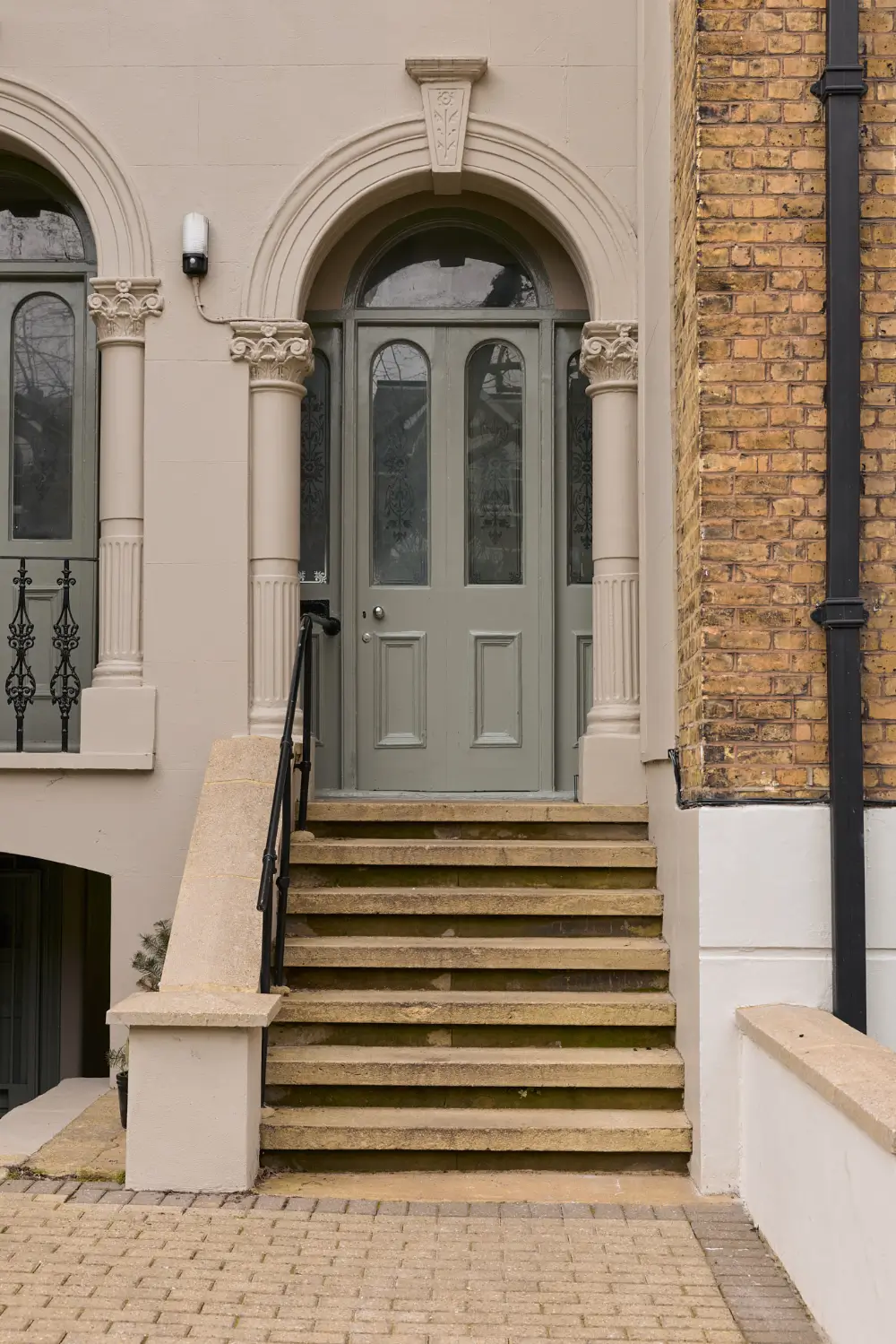 Large Windows and a Pared Back Palette in a Victorian London Apartment 34 pared-back-interiors-victorian-apartment-london
