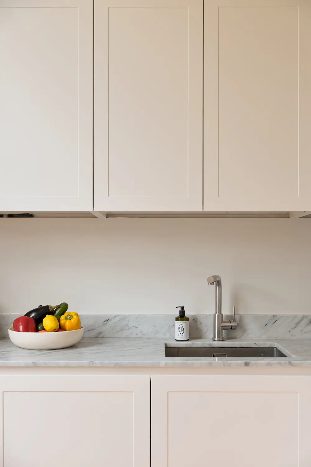 Large Windows and a Pared Back Palette in a Victorian London Apartment 15 pared-back-interiors-victorian-apartment-london