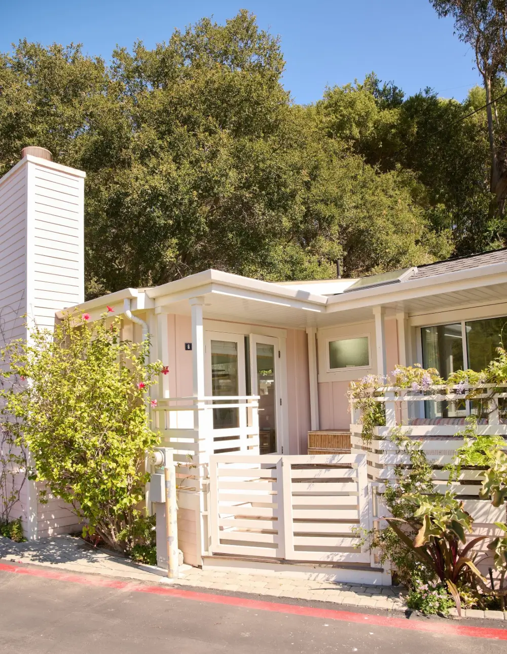 Natural Materials and Light-Filled Spaces in a Malibu Beach House 1 pink-beach-house-paradise-cove-malibu
