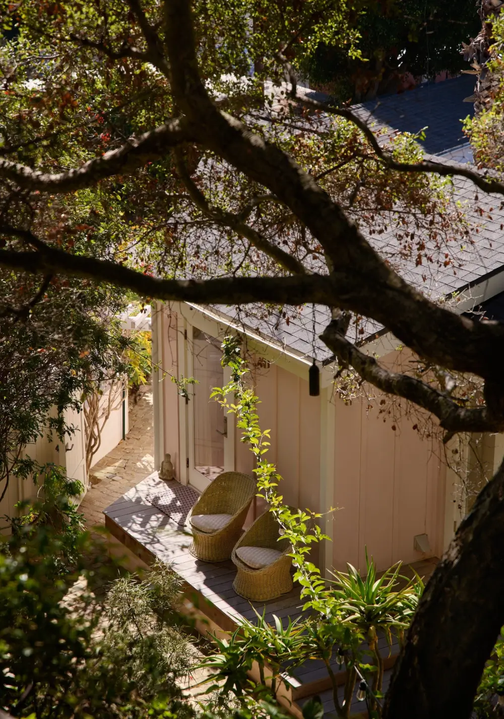 Natural Materials and Light-Filled Spaces in a Malibu Beach House 15 pink-beach-house-paradise-cove-malibu