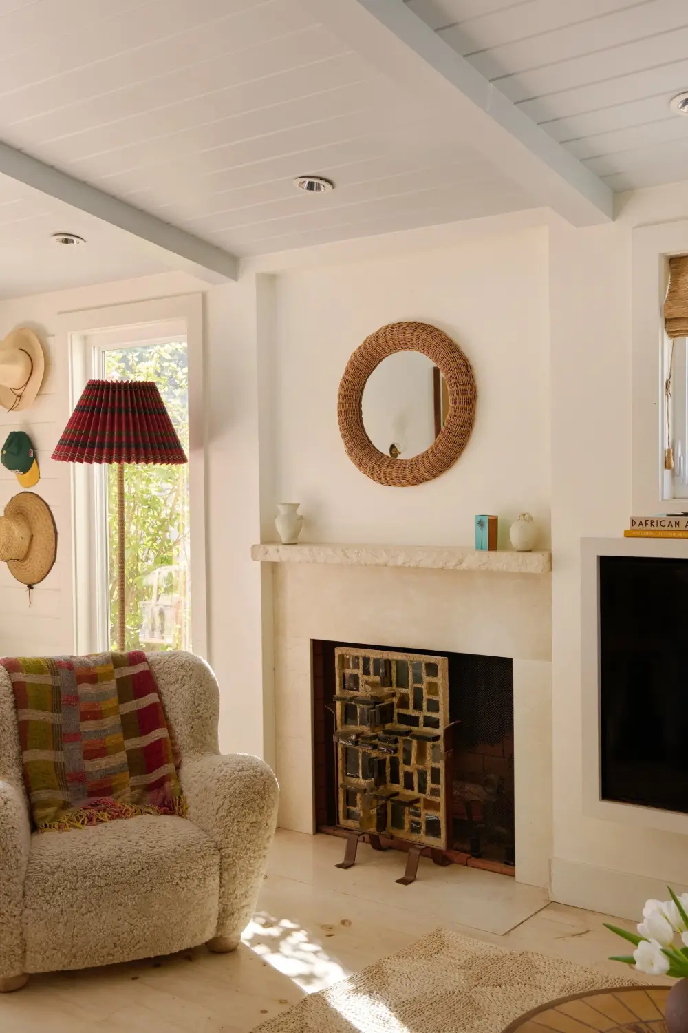 Natural Materials and Light-Filled Spaces in a Malibu Beach House 3 pink-beach-house-paradise-cove-malibu