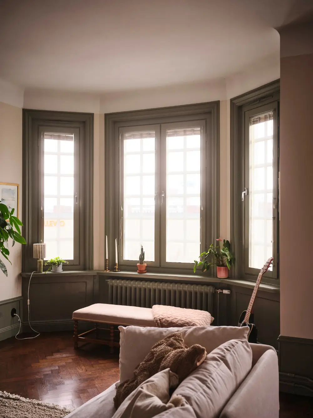 A Spacious Turn-of-the-Century Apartment Painted in Pink, Beige, and Green Tones 11 pink-green-beige-tones-spacious-turn-of-the-century-apartment-stockholm-nordroom