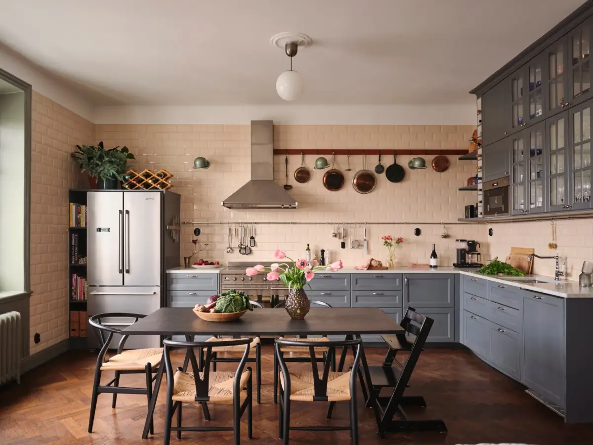 A Spacious Turn-of-the-Century Apartment Painted in Pink, Beige, and Green Tones 3 pink-green-beige-tones-spacious-turn-of-the-century-apartment-stockholm-nordroom