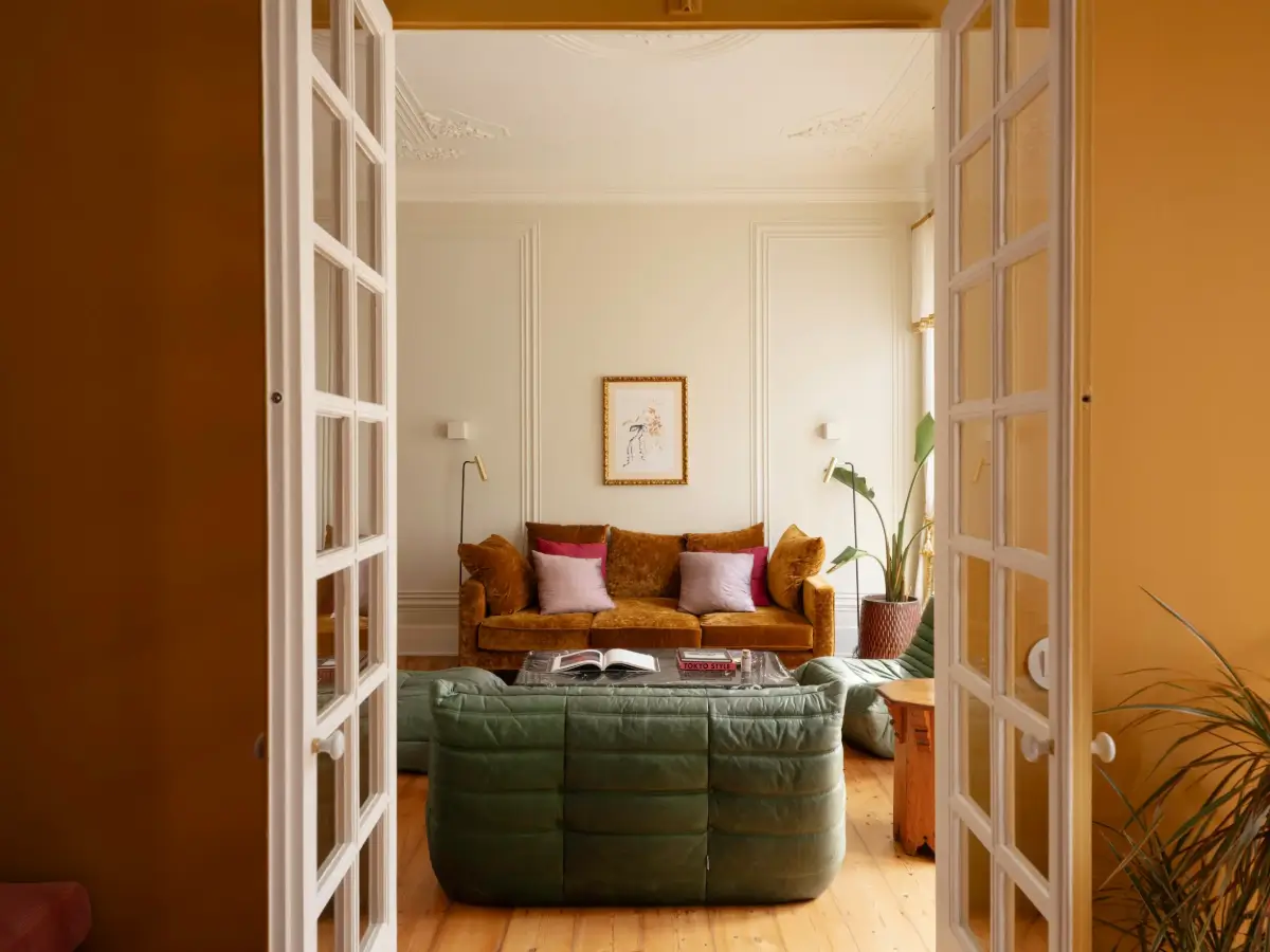 Rich Colors and Period Features in a Renovated Garden Apartment in Lisbon 8 renovated-garden-apartment-lisbon-nordroom