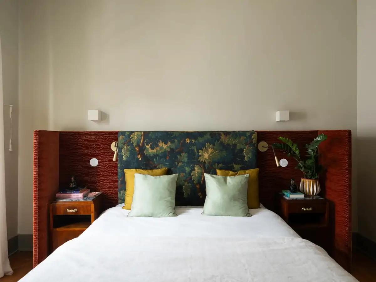 Rich Colors and Period Features in a Renovated Garden Apartment in Lisbon 13 renovated-garden-apartment-lisbon-nordroom