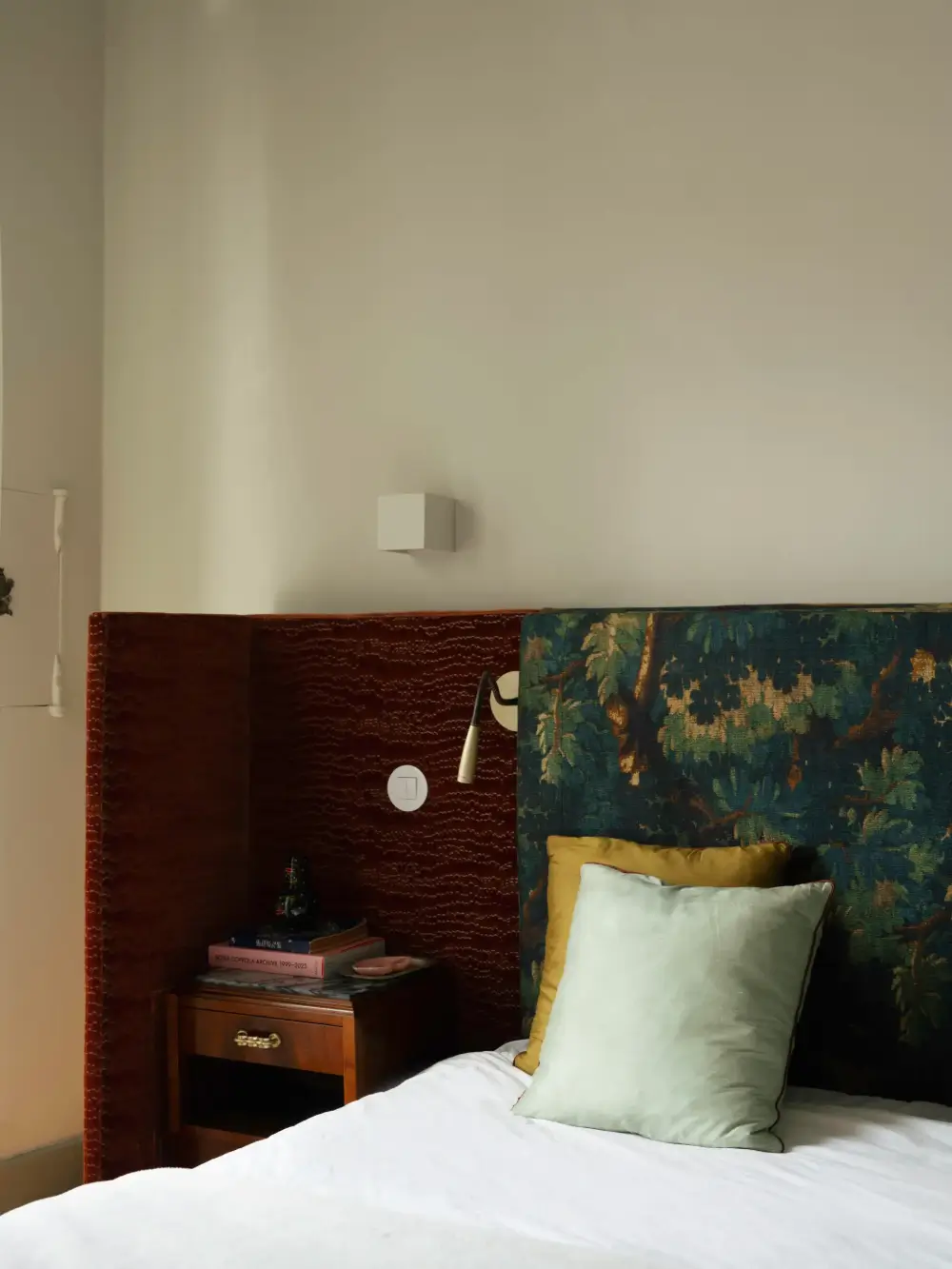 Rich Colors and Period Features in a Renovated Garden Apartment in Lisbon 14 renovated-garden-apartment-lisbon-nordroom