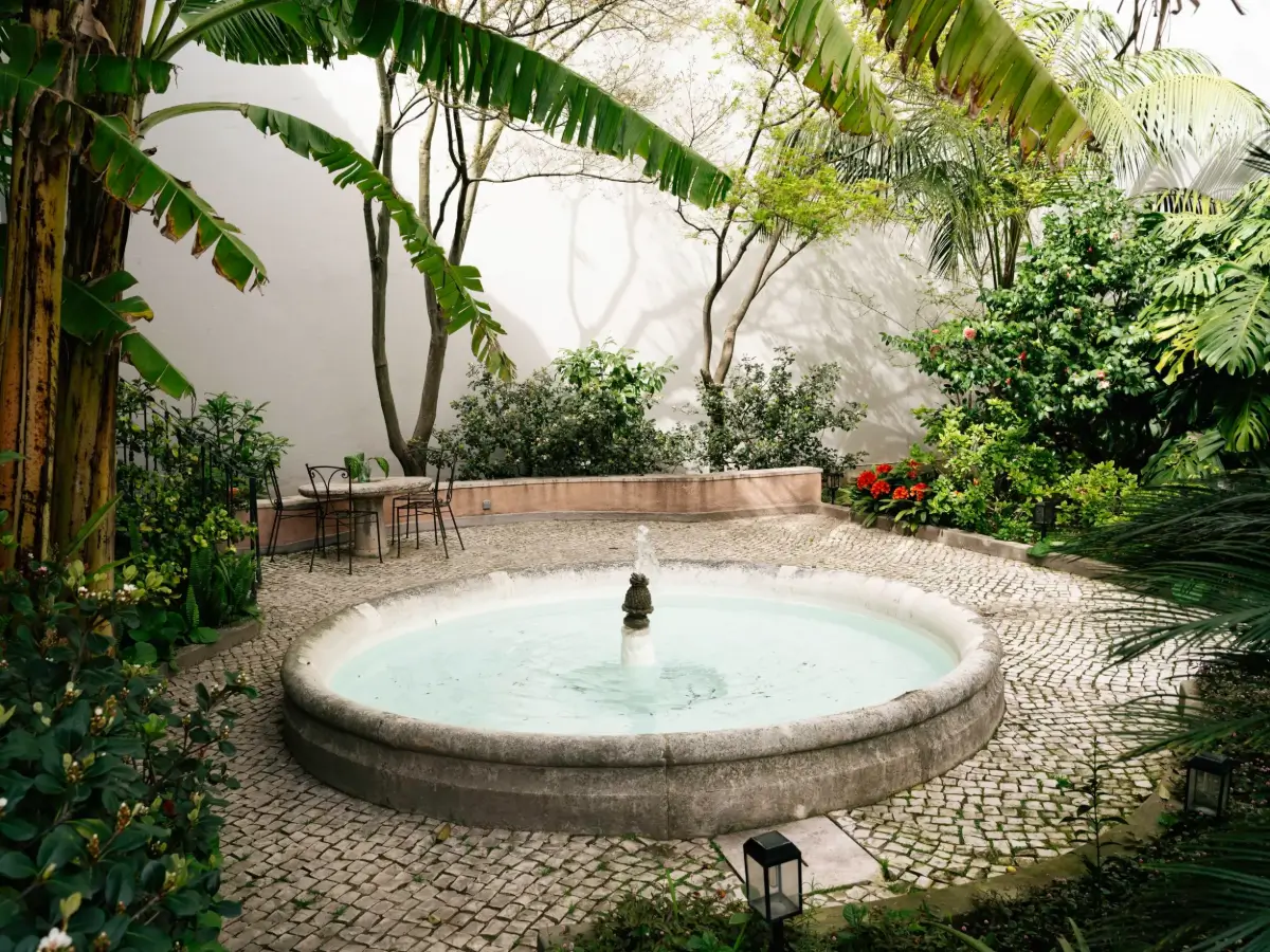 Rich Colors and Period Features in a Renovated Garden Apartment in Lisbon 21 renovated-garden-apartment-lisbon-nordroom