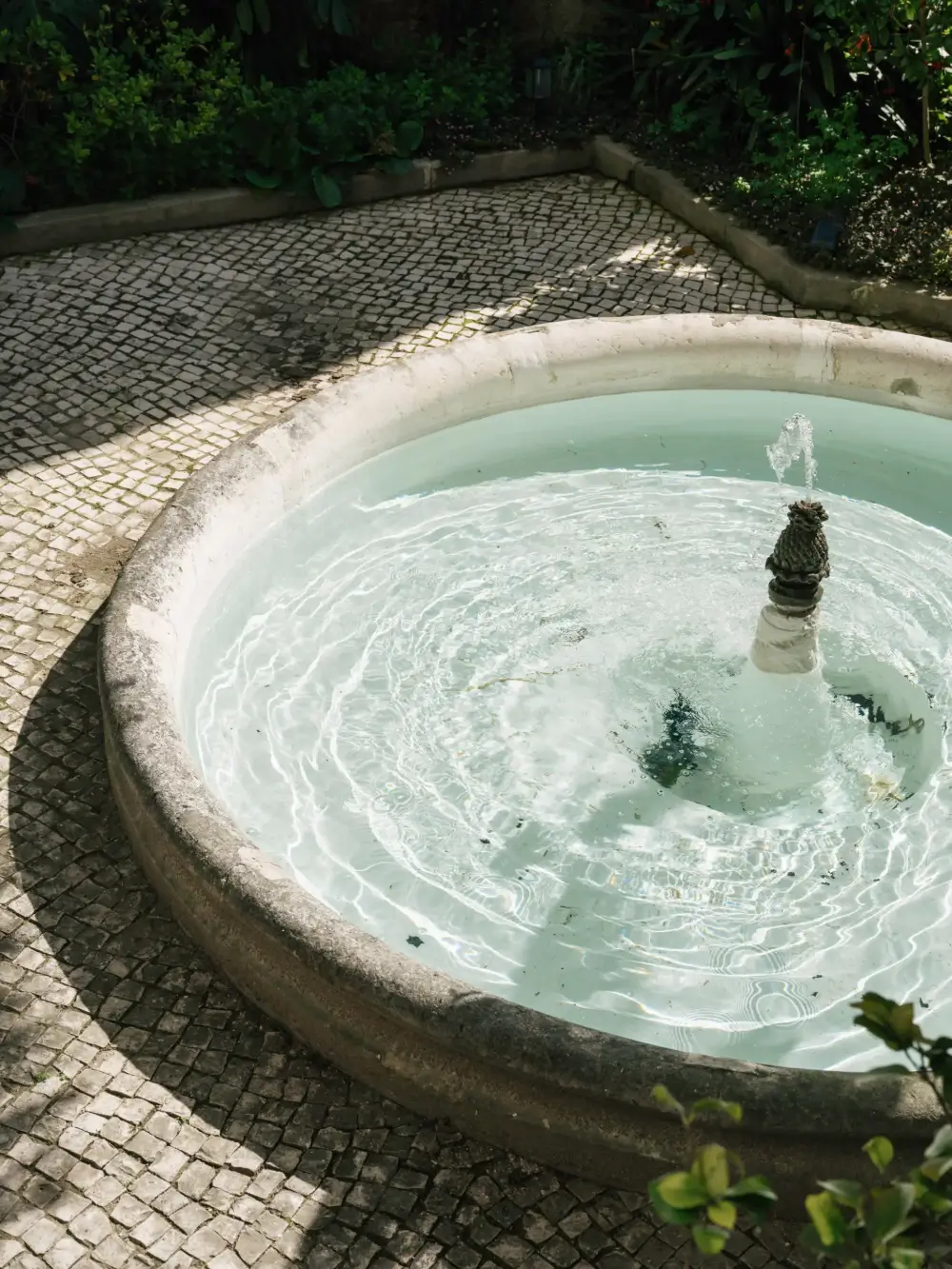 Rich Colors and Period Features in a Renovated Garden Apartment in Lisbon 22 renovated-garden-apartment-lisbon-nordroom