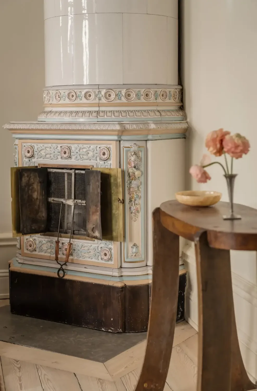 Turn-of-the-Century Charm and Design Classics in a Stockholm Apartment 7 renovated-turn-of-the-century-apartment-stockholm-nordroom