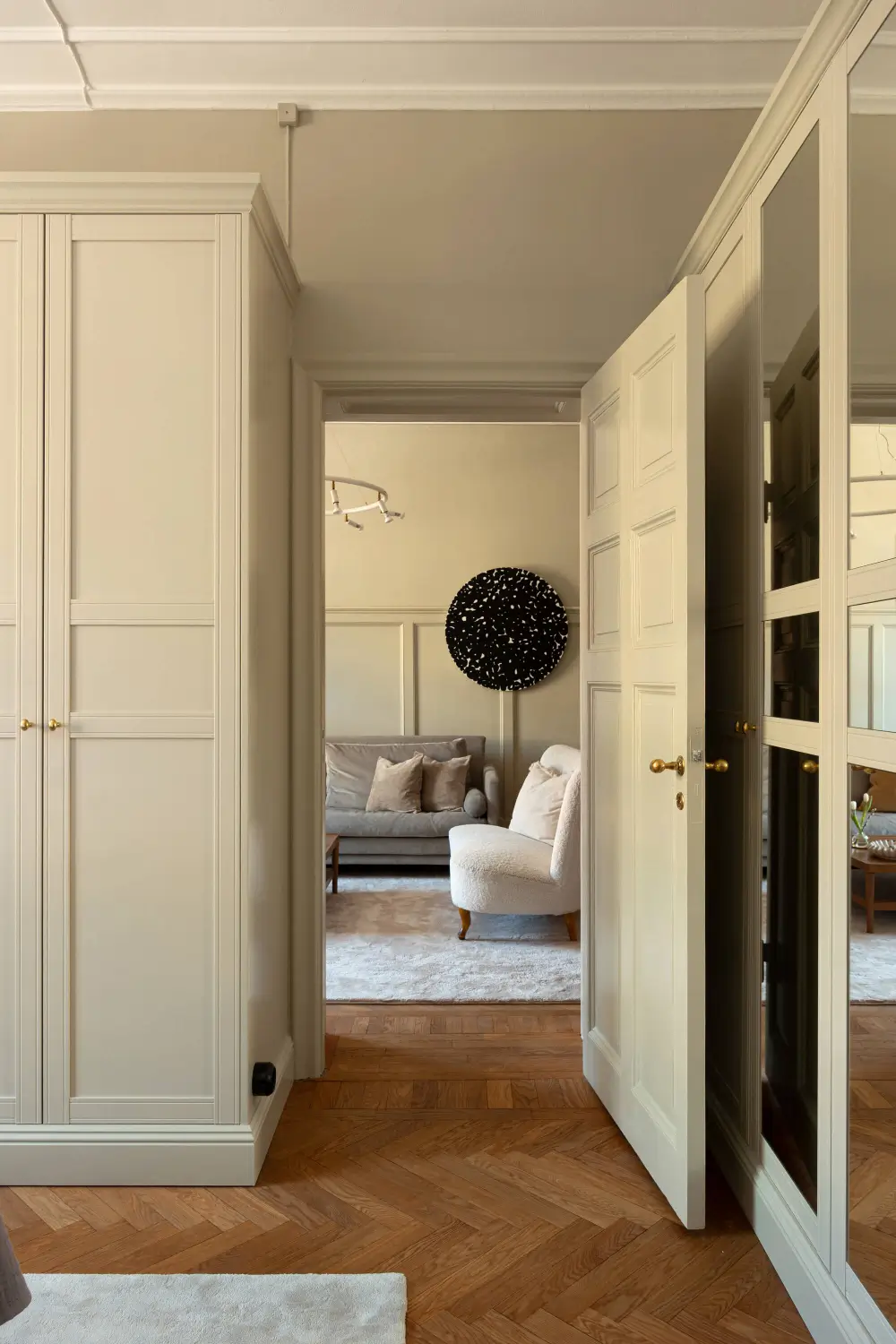 A Spacious Kitchen and Dining Area in a Serene Stockholm Apartment 13 serene-renovated-apartment-large-kitchen-nordroom