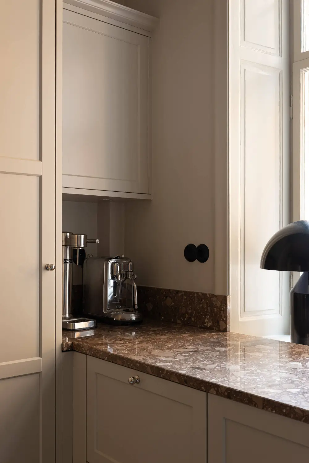 A Spacious Kitchen and Dining Area in a Serene Stockholm Apartment 22 serene-renovated-apartment-large-kitchen-nordroom