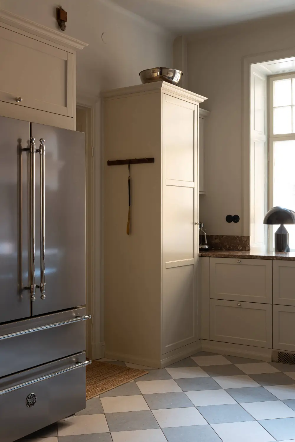 A Spacious Kitchen and Dining Area in a Serene Stockholm Apartment 21 serene-renovated-apartment-large-kitchen-nordroom