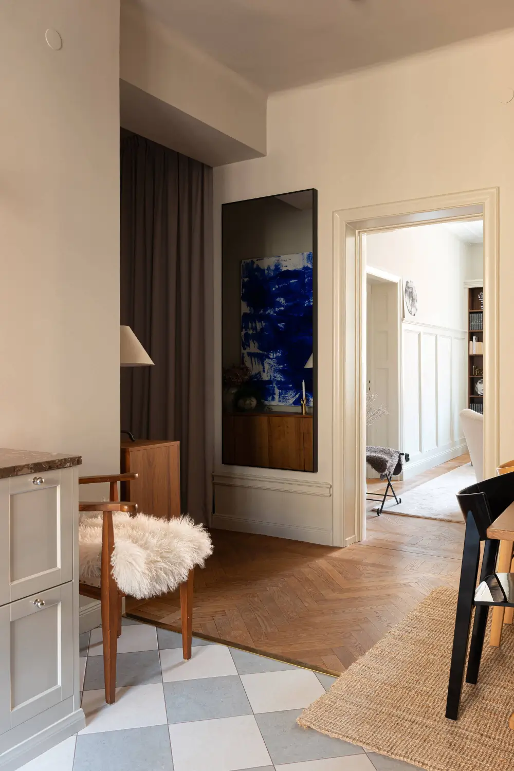 A Spacious Kitchen and Dining Area in a Serene Stockholm Apartment 23 serene-renovated-apartment-large-kitchen-nordroom