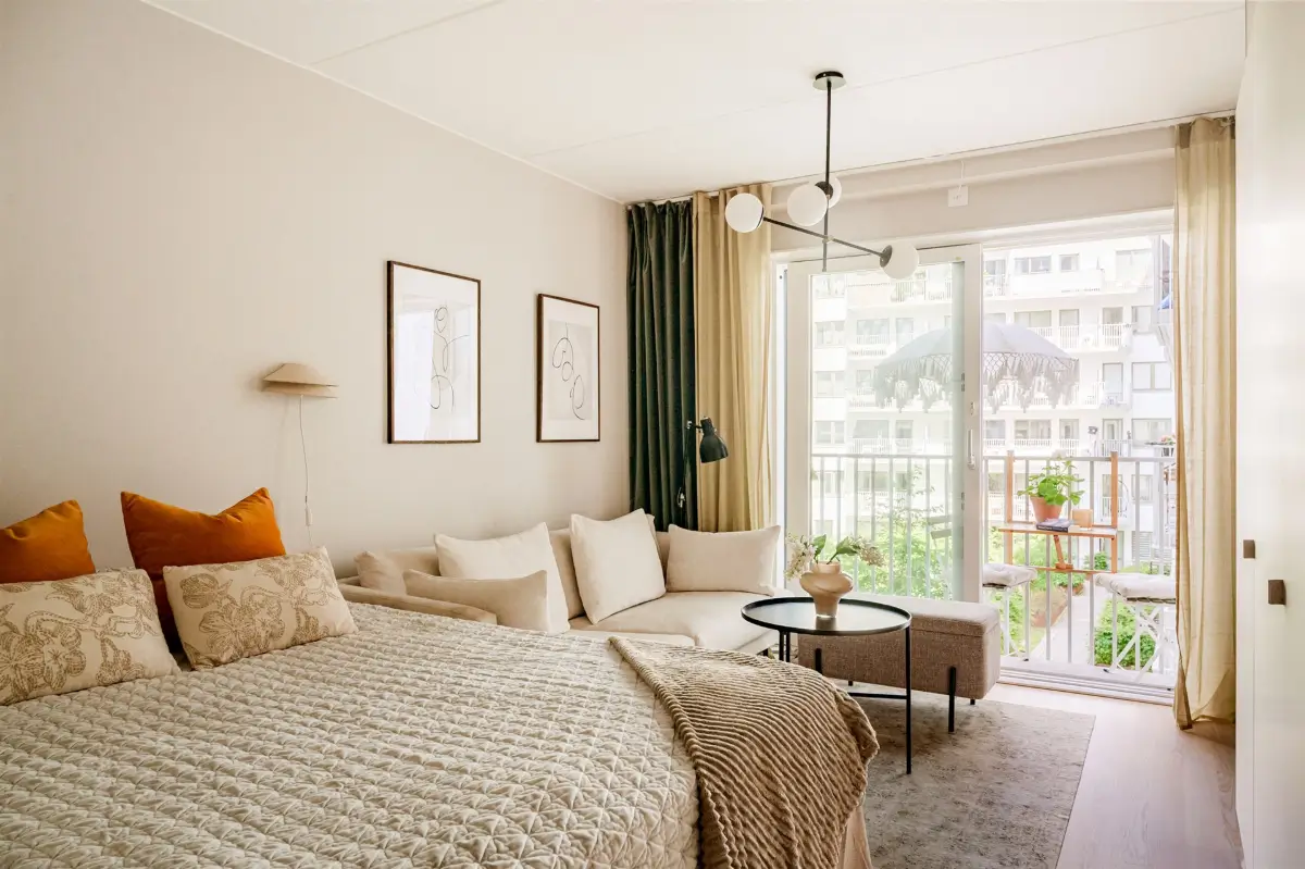Studio Apartment Layout Ideas: Living Small is Looking Good 24 studio-apartment-sitting-area-balcony-doors-nordroom