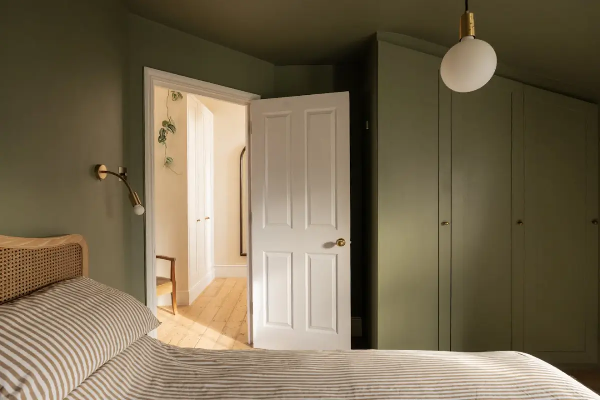 A Two-Bedroom Victorian Apartment with a Yellow Kitchen and a Roof Terrace 18 two-bedroom-victorian-apartment-yellow-kitchen-roof-terrace-nordroom