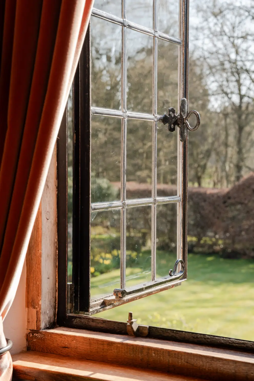 A Mint-Green Kitchen in a 16th-Century English Country House 16 16th-century-country-house-england