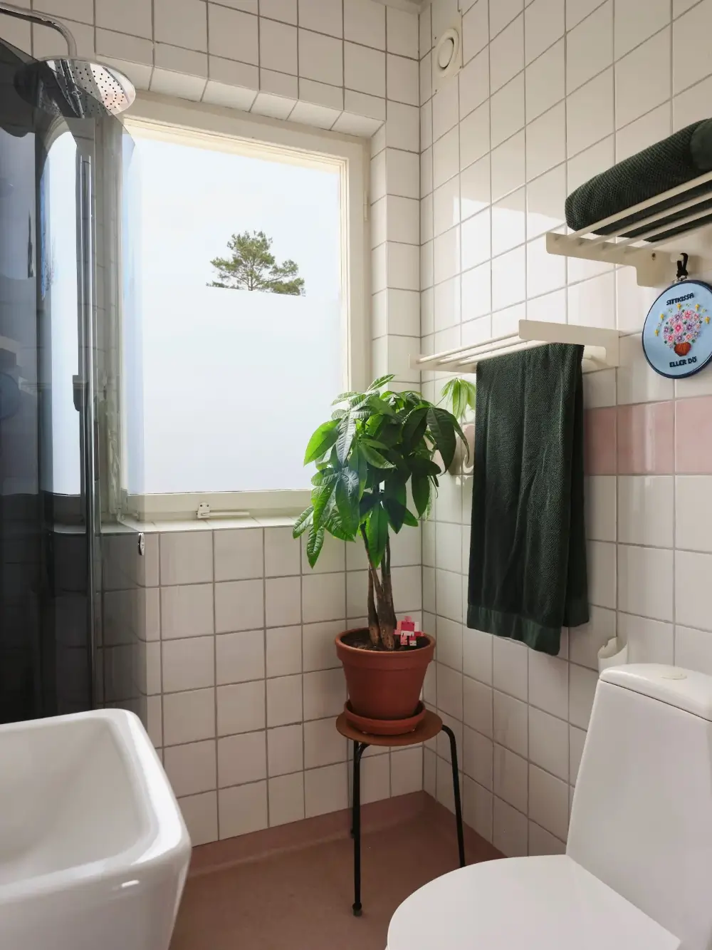 Green Tones, Plants, and Midcentury Design in a 1940s Apartment 21 1940-apartment-spacious-kitchen-nordroom