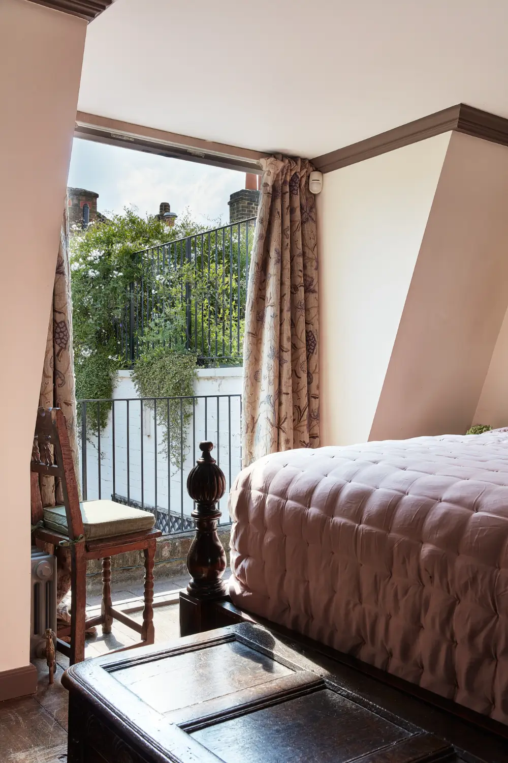 Rich Interiors and Historic Character in a Kensington Townhouse 14 antique-interiors-period-character-london-townhouse