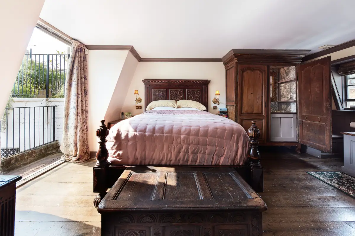 Rich Interiors and Historic Character in a Kensington Townhouse 15 antique-interiors-period-character-london-townhouse