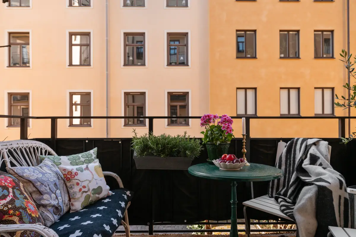 Josef Frank Designs in a Spacious Late 19th-Century Apartment 17 botanical-wallpaper-stockholm-apartment-nordroom