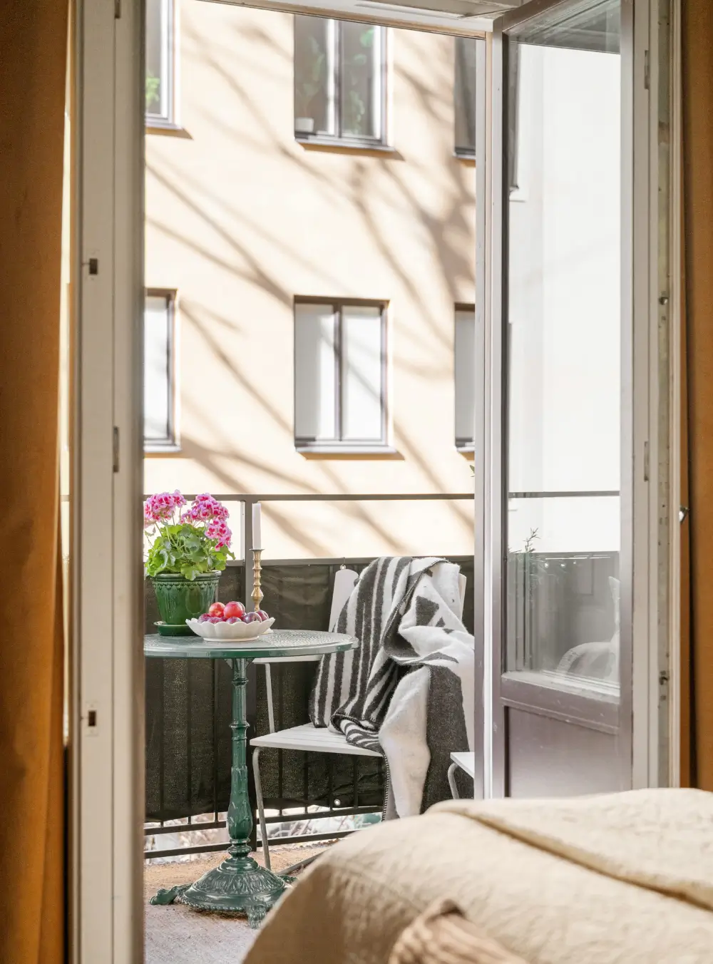 Josef Frank Designs in a Spacious Late 19th-Century Apartment 16 botanical-wallpaper-stockholm-apartment-nordroom