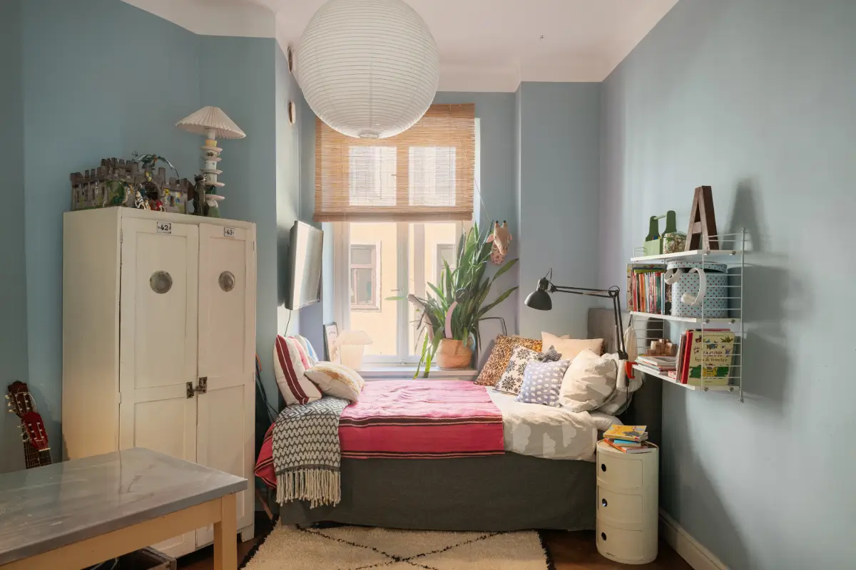 Josef Frank Designs in a Spacious Late 19th-Century Apartment 20 botanical-wallpaper-stockholm-apartment-nordroom